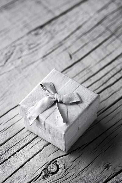 Weißes Geschenk auf weißem Hintergrund — Stockfoto