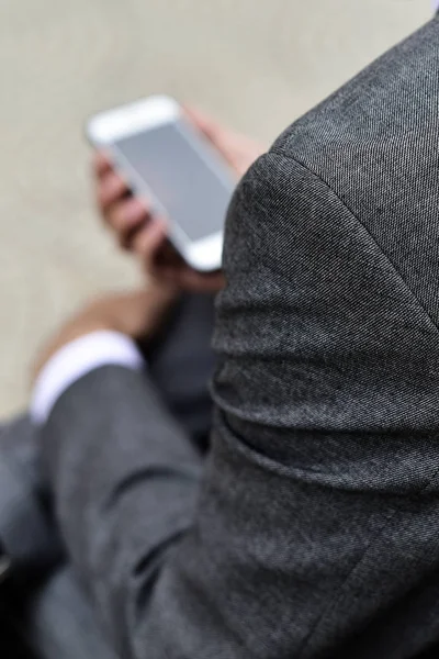 Jeune homme d'affaires utilisant un smartphone — Photo