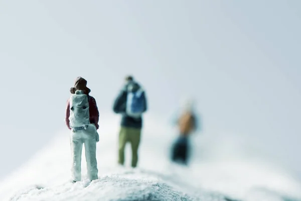 Miniatuur hikkers in een besneeuwde landschap — Stockfoto