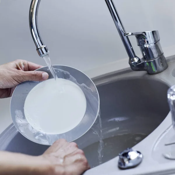 Young man washing dishes — Stock Photo, Image