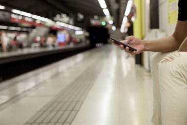 Metro İstasyonu Smartphone kullanan adam