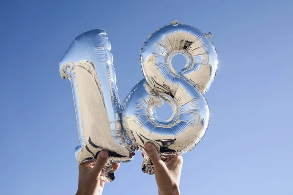 Nummer-formade ballonger bildar nummer 18 — Stockfoto