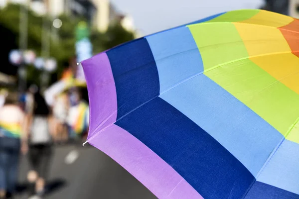 Rainbow-mönstrat paraply i en gay pride-paraden — Stockfoto