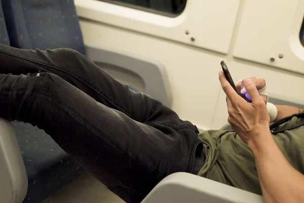 Молодой человек с помощью смартфона в поезде или метро — стоковое фото