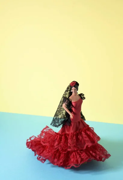Spaanse pop, verkleed als een typische flamencodanseres — Stockfoto