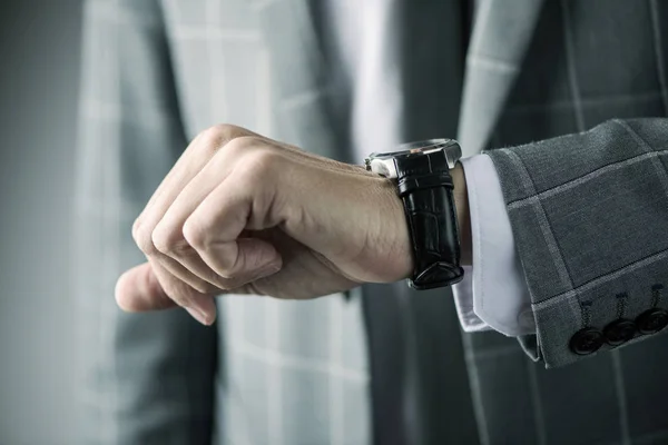 Podnikatel, sledovat jeho Náramkové hodinky — Stock fotografie