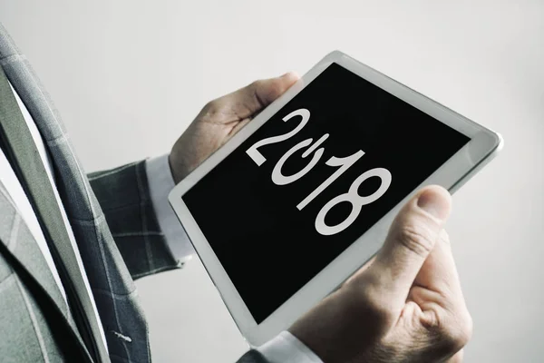Людина і номер 2018 року, як новий рік, в планшеті — стокове фото