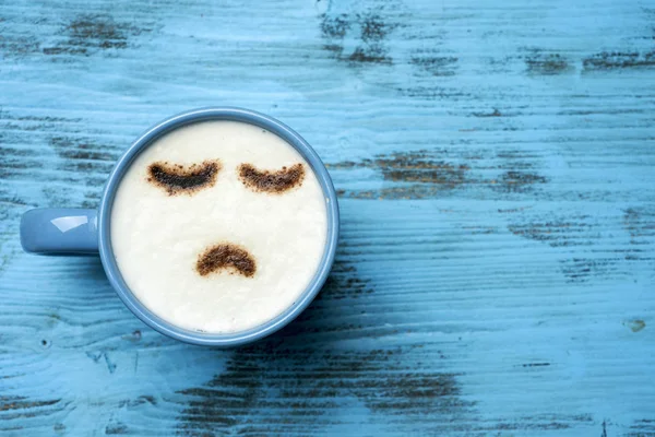 Šálek cappuccino s smutný obličej — Stock fotografie