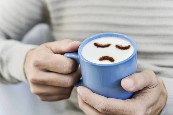 Homem com uma xícara de cappuccino com um rosto triste — Fotografia de Stock