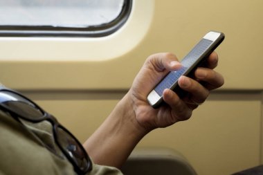 bir tren ve metro bir akıllı telefon kullanan genç adam