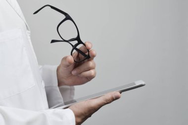 bir tablet kontrol gözlükçü adam