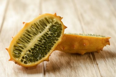 kiwano ya da boynuzlu kavun içinde yarım kesilmiş