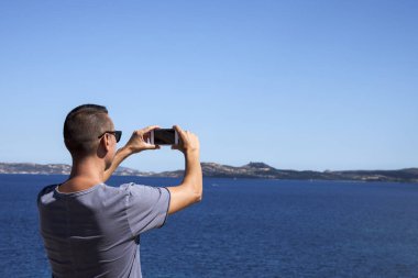 adam bir fotoğrafta denizin Sardunya, İtalya