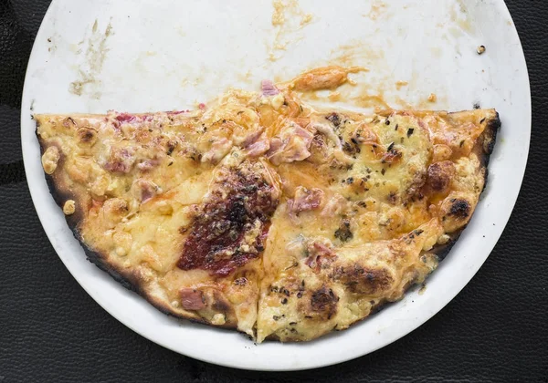 Halve pizza in een bord — Stockfoto