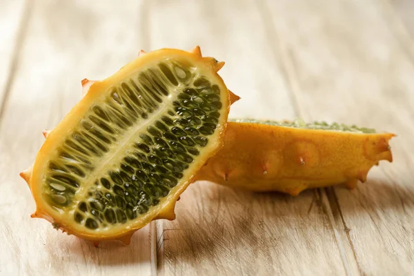 Kiwano o melón con cuernos cortado en mitades —  Fotos de Stock