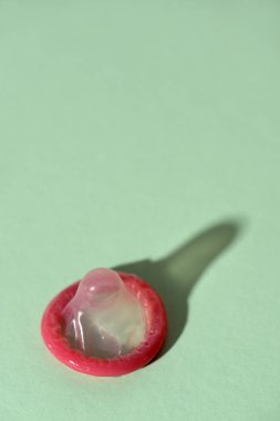 aktarılmış prezervatif yeşil bir arka plan üzerinde