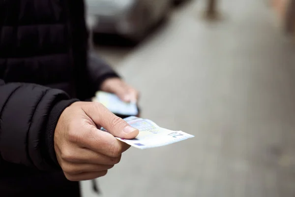 Uomo che dà una banconota da venti euro — Foto Stock