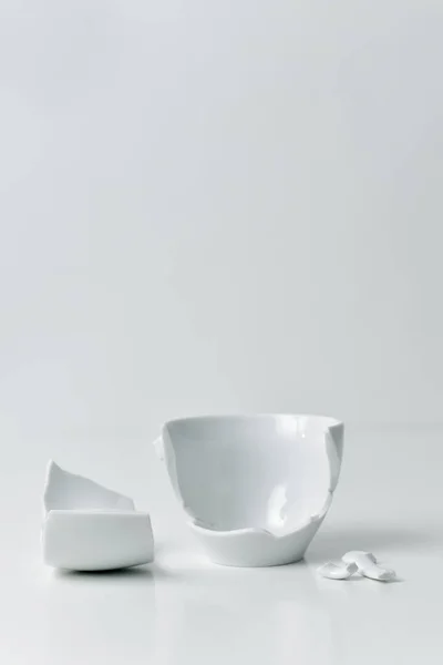 Rotto tazza di caffè in ceramica bianca — Foto Stock