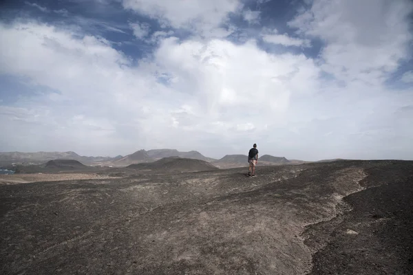 Nuori mies kävelee ulkona Fuerteventura, Espanja — kuvapankkivalokuva
