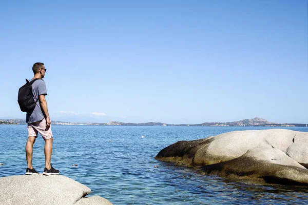 Jeune homme observant la mer en Sardaigne, Italie — Photo