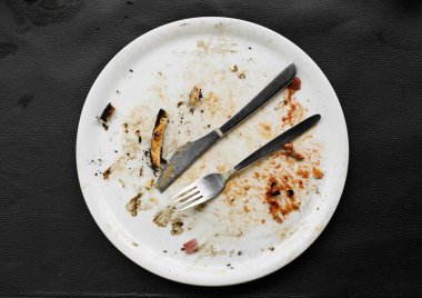 bir pizza bir tabak içinde kalır