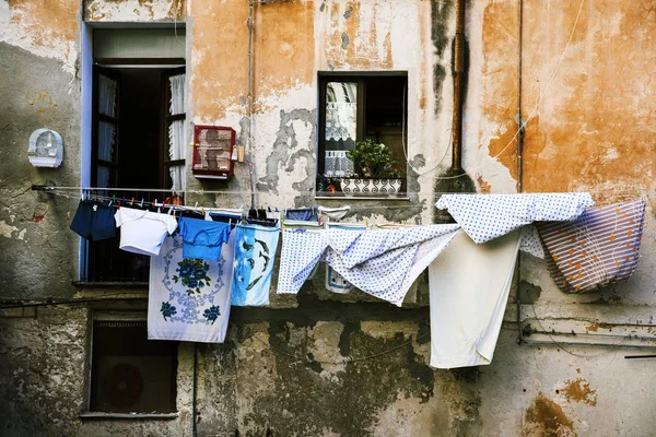 Colgando ropa en el casco antiguo de Cagliari, Italia — Foto de Stock