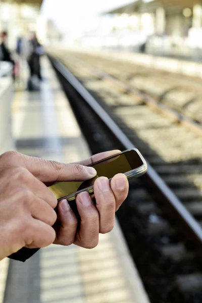 Человек, использующий смартфон в поезде или на трамвае — стоковое фото