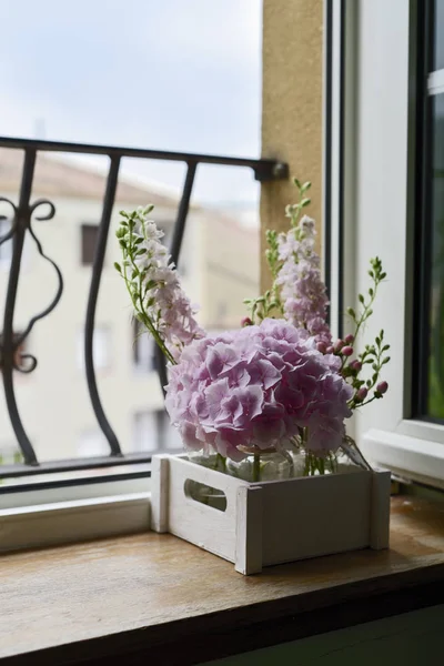 Ramo de flores rosadas en una caja de madera —  Fotos de Stock