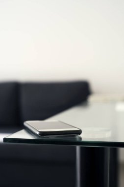 smpartphone bir cam masa üzerinde