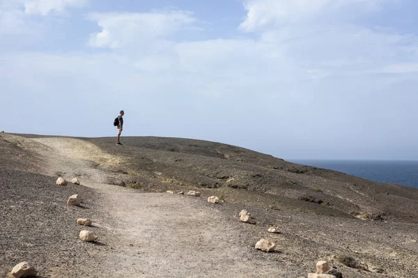 Giovane uomo che cammina all'aperto a Fuerteventura, Spagna — Foto Stock