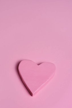 pembe bir arka plan üzerinde pembe kalp