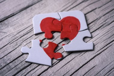 bir kalp şeklinde puzzle parçaları