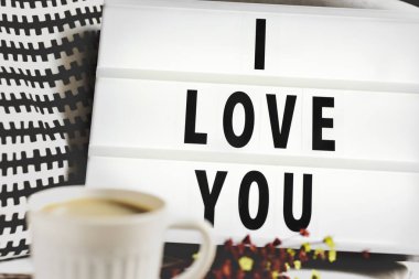 fincan kahve ve bir lightbox seviyorum metin