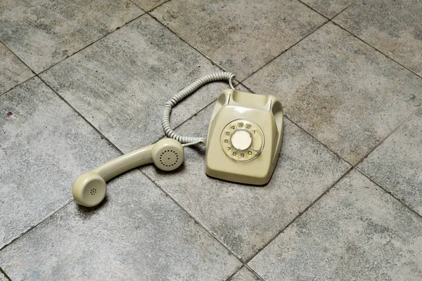 床がタイル張りのレトロなロータリー電話 — ストック写真