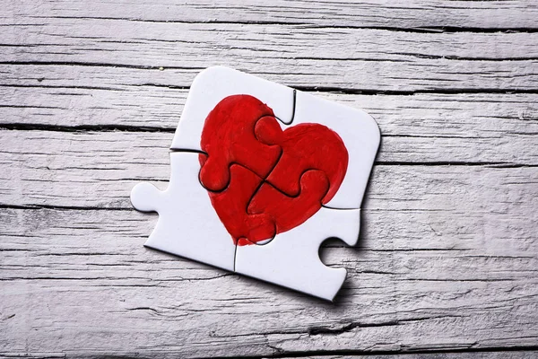 Pezzi di un puzzle che formano un cuore — Foto Stock