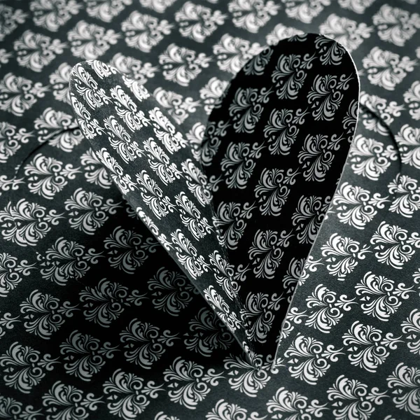 Hart uitgesneden op een papier bloem-patroon — Stockfoto