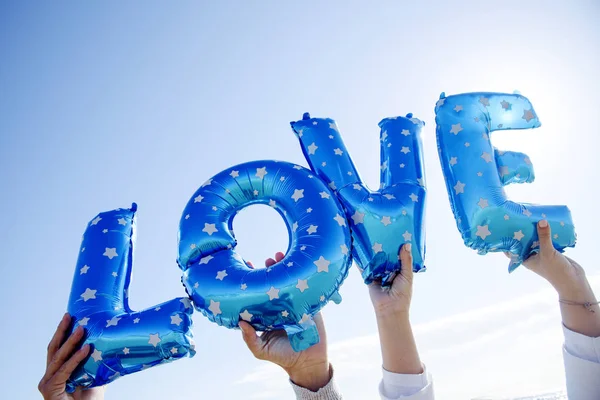 Balões em forma de letra formando a palavra amor — Fotografia de Stock