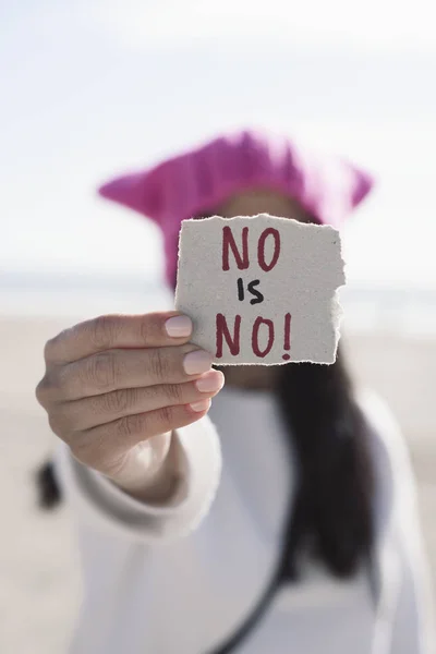 Vrouw met een pussyhat en de tekst geen is geen — Stockfoto