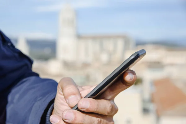 Mladý muž pomocí svého mobilního telefonu v Girona, Španělsko — Stock fotografie
