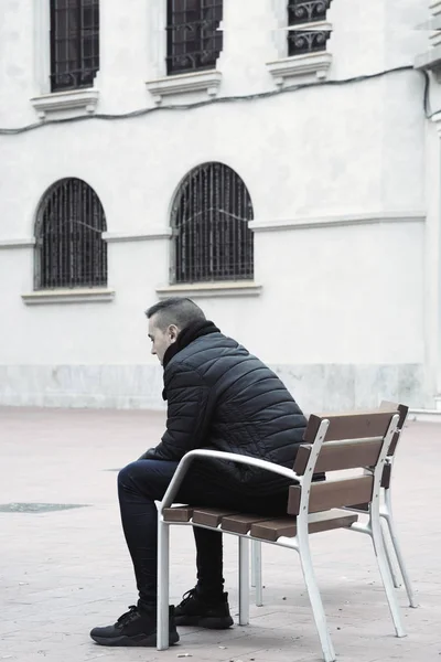 Trauriger Mann sitzt auf einer Bank auf der Straße — Stockfoto