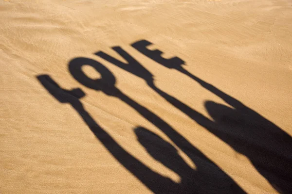 愛という言葉を形成する文字の影 — ストック写真