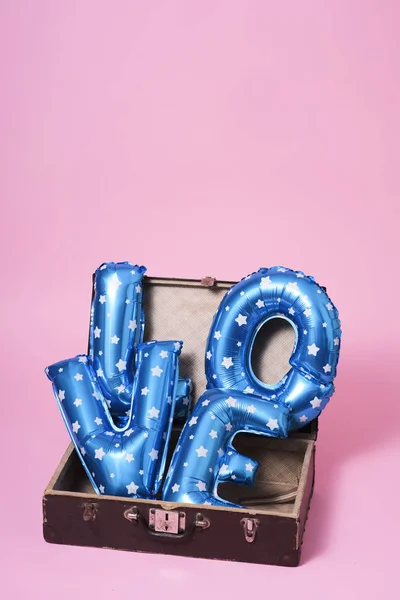 Buchstabenförmige Luftballons formen das Wort Liebe — Stockfoto
