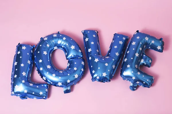 Ballons en forme de lettre formant le mot amour — Photo