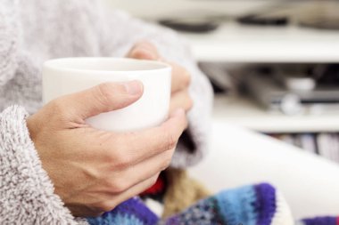 hasta adam bir fincan çorba ya da sıcak çay ile Isınma