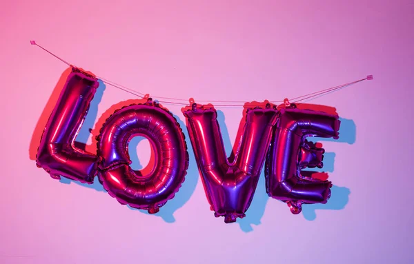 Palloncini a forma di lettera che formano la parola amore — Foto Stock