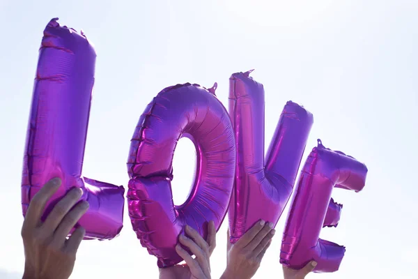 Buchstabenförmige Luftballons formen das Wort Liebe — Stockfoto