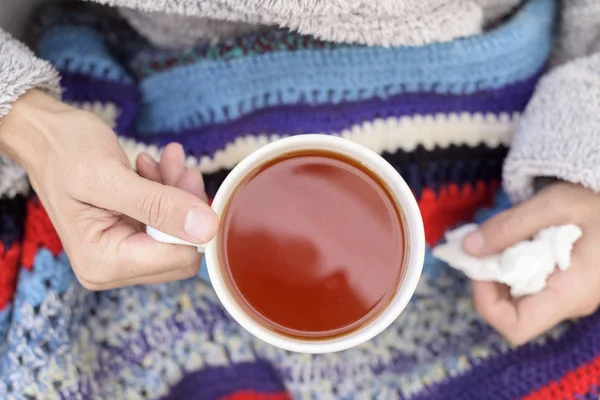 Malade homme échauffement avec une tasse de thé — Photo