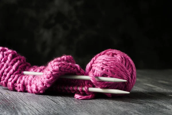 Cappello di gatto rosa lavorato a maglia in corso — Foto Stock