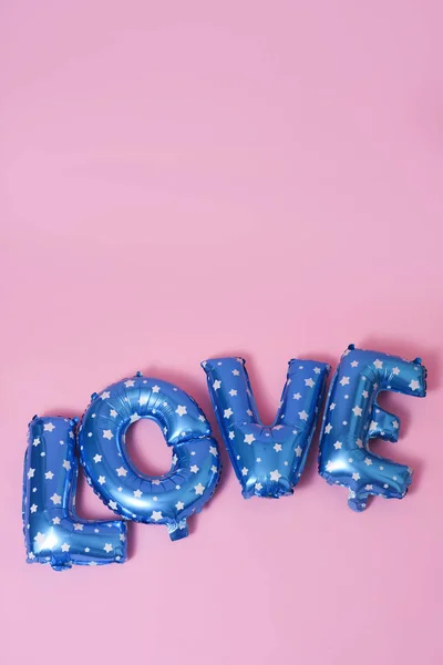 Brief-vormige ballons vormen het woord liefde — Stockfoto