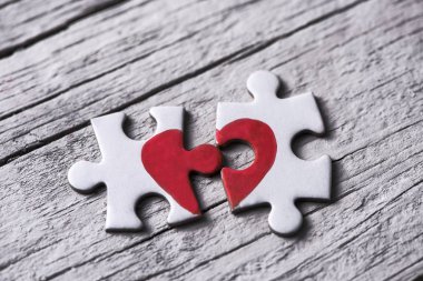 bir kalp şeklinde puzzle parçaları
